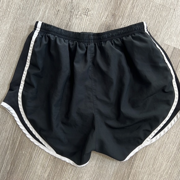 Nike shorts Woman’s size small - Picture 2 of 4